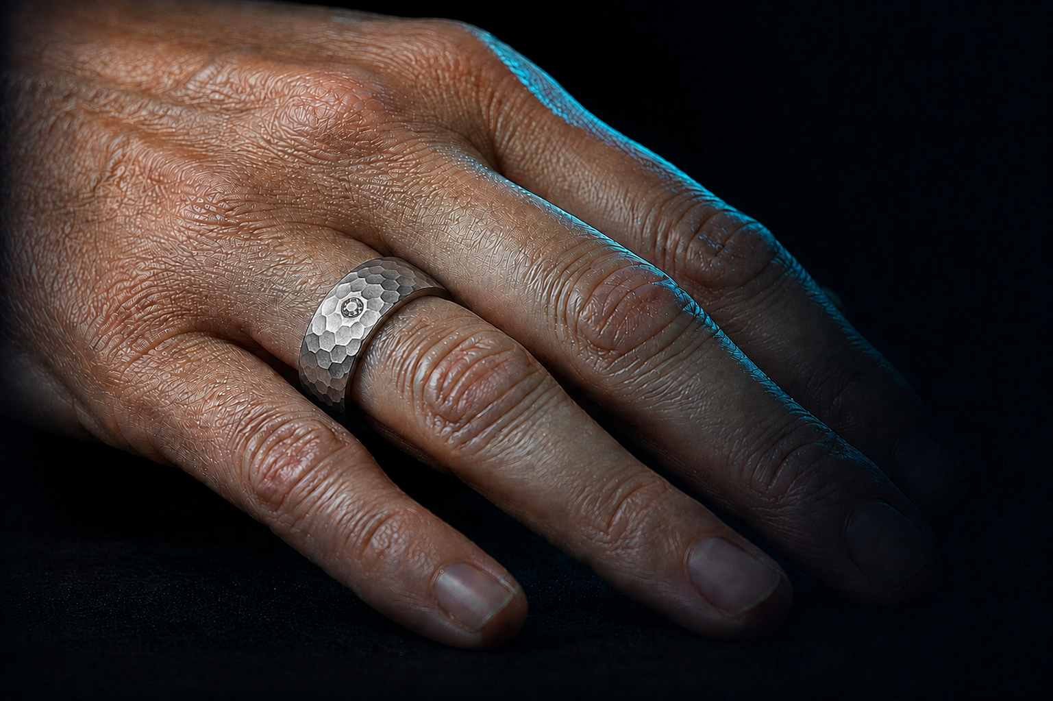 Nahaufnahme einer Hand mit getragenem SKELVIA Ring