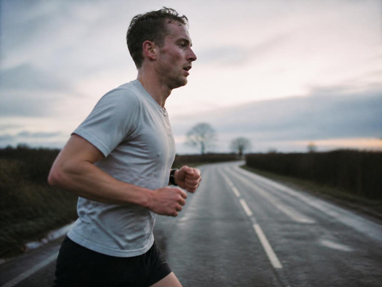 Läuferin bei einem frühen Lauf im Freien